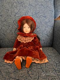 Bambola in porcellana e velluto