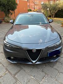 Alfa Romeo Giulia 2.2 turbo diesel 180 cv AT8.