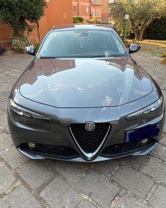 Alfa Romeo Giulia 2.2 turbo diesel 180 cv AT8.