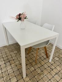 Tavolo con due sedie