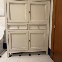 Mobile in legno laccato color avorio