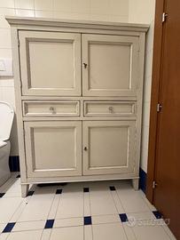 Mobile in legno laccato color avorio