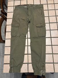 pantaloni con tasche 