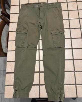 pantaloni con tasche 