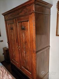 Armadio antico intagliato