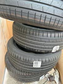 4 pneumatici Pirelli P Zero 235/50/19 estivi