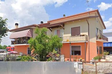 Casa indipendente di 208 m² con più di 5 locali a 