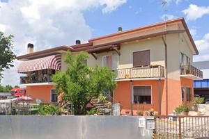Casa indipendente di 208 m² con più di 5 locali a 