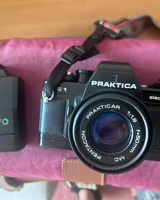 Macchina fotografica con borsa