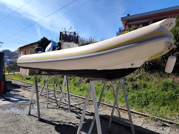 Gommone con chiglia in vetroresinaShark mariner