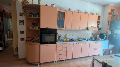 Cucina in legno, mobile angoliera, piano cottura 