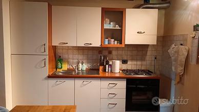 Cucina completa di elettrodomestici Indesit