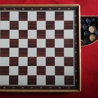 Gioco da tavolo dama e tria.