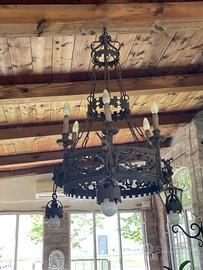 Lampadario in ferro battuto antico
