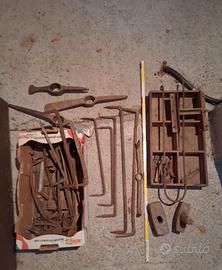 Vecchio materiale da carpenteria in ferro