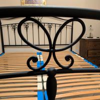 Letto matrimoniale in ferro battuto con rete