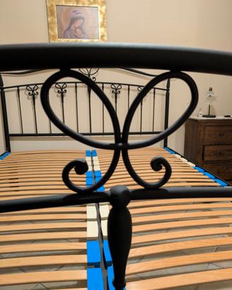 Letto matrimoniale in ferro battuto con rete