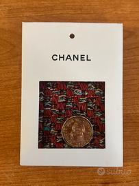 bottone originale Chanel con campione in tessuto