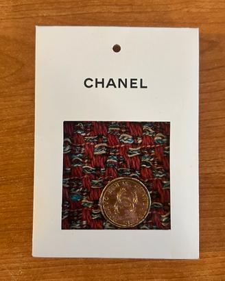 bottone originale Chanel con campione in tessuto