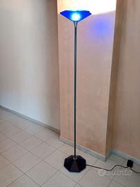 Piantana alogena di design a luce indiretta