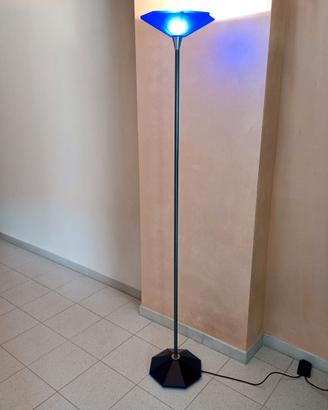 Piantana alogena di design a luce indiretta