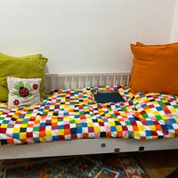 Letto bambino con cassettiera e contenitori