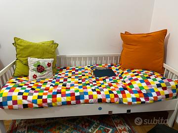 Letto bambino con cassettiera e contenitori