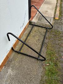 Supporto a parete per pneumatici