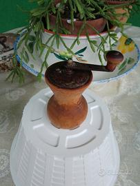 Vecchio macina pepe d'epoca 