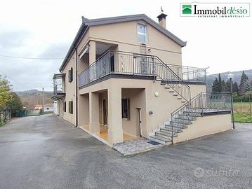 VILLA BIFAMILIARE CON GIARDINO A BARAGIANO IN VIA