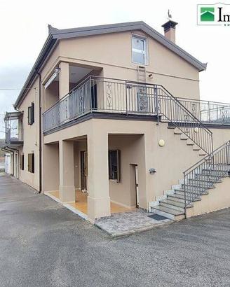 VILLA BIFAMILIARE CON GIARDINO A BARAGIANO IN VIA