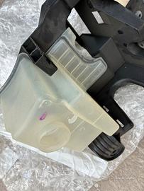 Serbatoio lavavetro e sup batteria Jeep 68018844AD