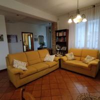 Coppia di divani 3+2 posti giallo ocra