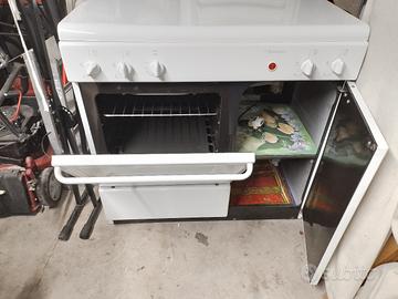 Cucina con forno funzionante 