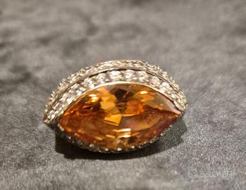 anello in acciaio con pietra color ambra