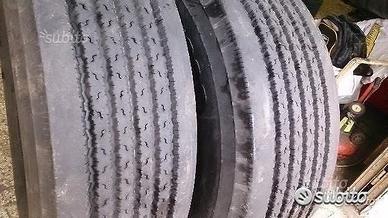 Coppia di pneumatici usati 385 65 22,5 bf go0drich