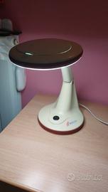Lampada da tavolo con lente d'ingrandimento 