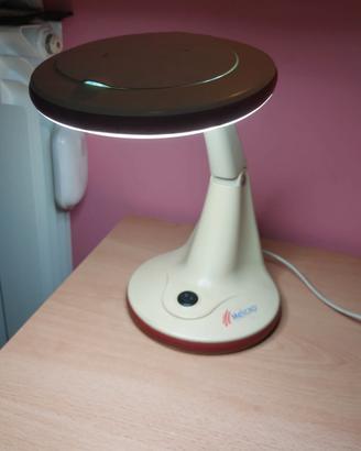 Lampada da tavolo con lente d'ingrandimento 