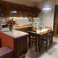 Cucina Berloni in legno con penisola