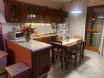 Cucina Berloni in legno con penisola