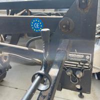 Caricatore frontale per trattore medio piccolo