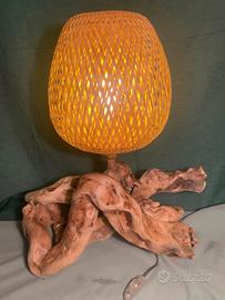 Lampada da tavolo con piedistallo in radici