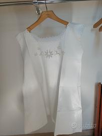 Camicia da notte della nonna ricamata a mano. 