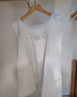 Camicia da notte della nonna ricamata a mano. 