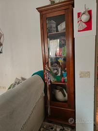 Vetrina in legno massello con ante in vetro 