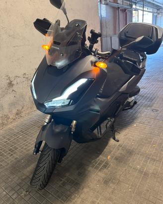 Honda ADV 350 con bauletto e tucano