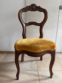 Sedia antica con seduta imbottita