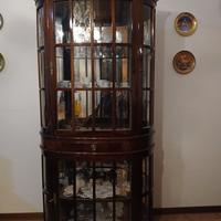 Elegante Vetrina a Mezzaluna in Radica di Noce
