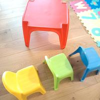 Tavolo da gioco in plastica con sedie