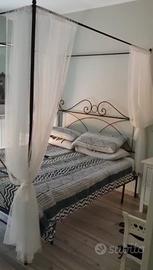 letto a baldacchino matrimoniale.